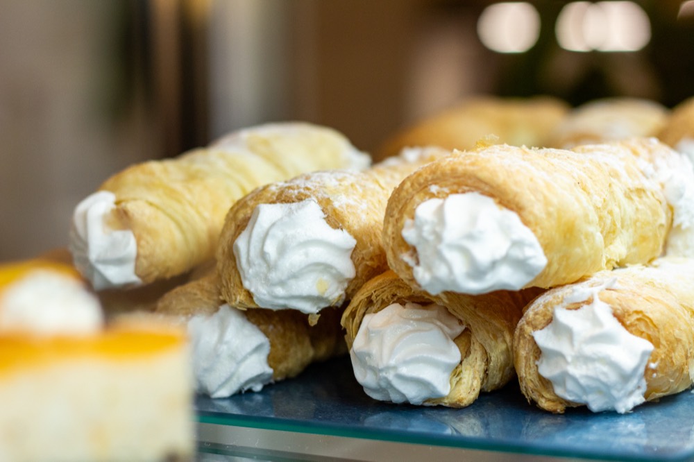 Frische Schaumrollen mit Schlagobers in der Kuchenvitrine